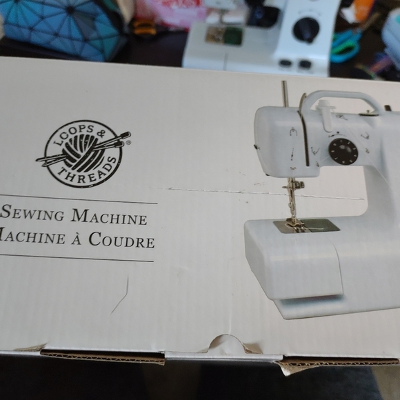Sewing machine - Picture 3 of 3